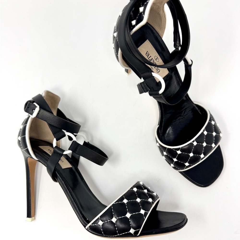 Valentino Garavani Quilted Rockstud Ankle Strap Sandals in black and white - Picture 4 of 15